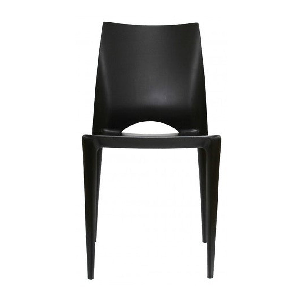 Silla para restaurante Pismo de polipropileno en vista frontal, negra, sin brazos y con abertura en la parte baja del respaldo