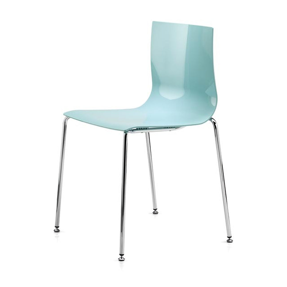 Silla de restaurante Slim italiana en vista de tres cuartos, celeste, sin brazos, con respaldo liso y cuatro patas cromadas