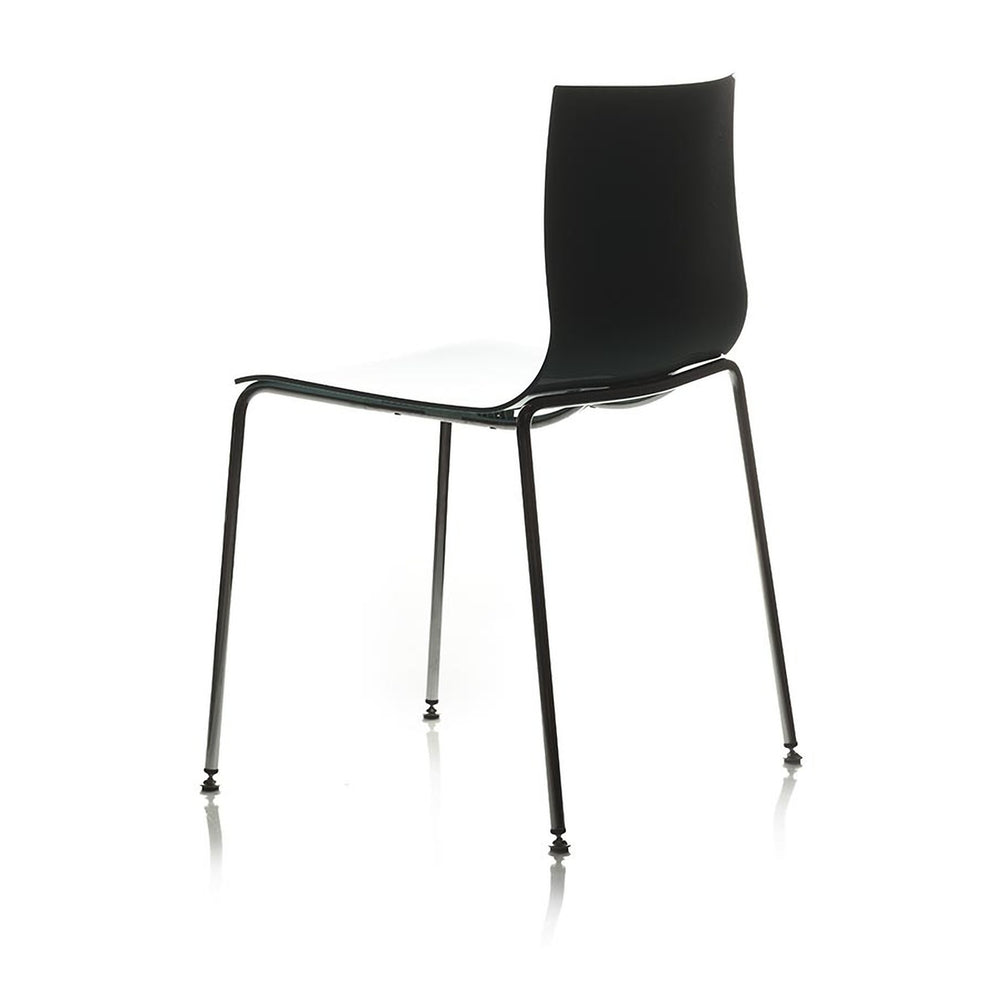 Silla de restaurante Slim italiana en vista de tres cuartos, negra, sin brazos, con respaldo liso y cuatro patas cromadas | VICCA