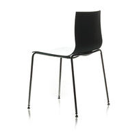 Silla de restaurante Slim italiana en vista de tres cuartos, negra, sin brazos, con respaldo liso y cuatro patas cromadas | VICCA