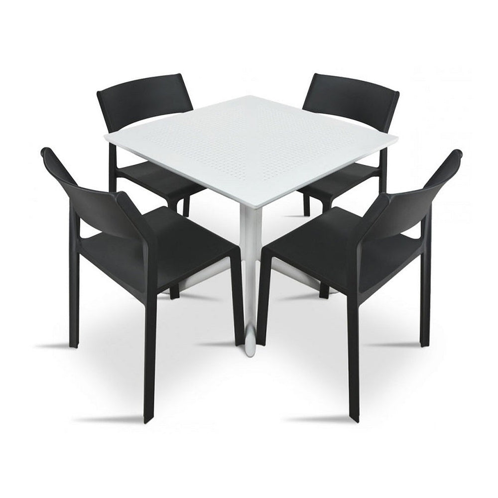 Silla para restaurante Trill Bistrot Nardi grafito en ambiente, con cuatro sillas sin brazos alrededor de una mesa cuadrada blanca