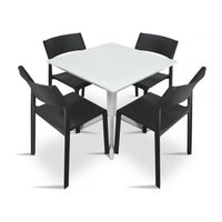 Silla para restaurante Trill Bistrot Nardi grafito en ambiente, con cuatro sillas sin brazos alrededor de una mesa cuadrada blanca