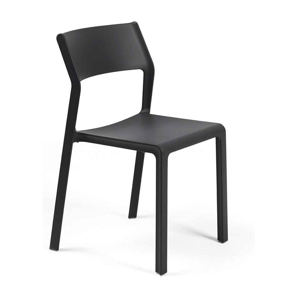Silla para restaurante Trill Bistrot Nardi grafito en vista de tres cuartos, sin brazos y con abertura bajo el respaldo | VICCA