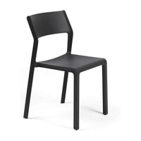 Silla para restaurante Trill Bistrot Nardi grafito en vista de tres cuartos, sin brazos y con abertura bajo el respaldo | VICCA