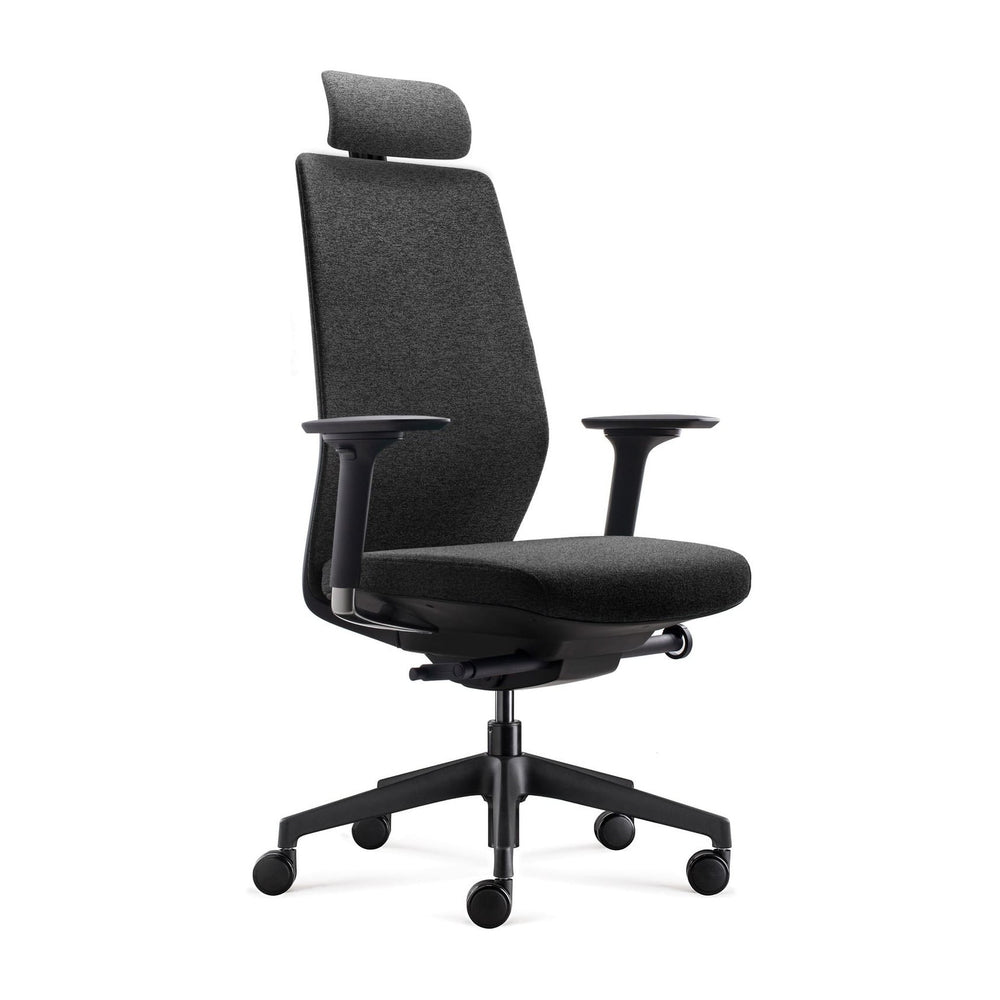 Silla Saga gris oscuro, vista de tres cuartos con respaldo y cabecero tapizados, brazos negros y base con ruedas. | VICCA