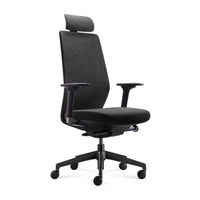 Silla Saga gris oscuro, vista de tres cuartos con respaldo y cabecero tapizados, brazos negros y base con ruedas. | VICCA