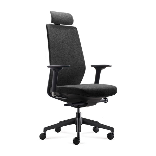 Silla Saga gris oscuro, vista de tres cuartos con respaldo y cabecero tapizados, brazos negros y base con ruedas. | VICCA
