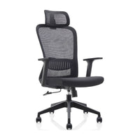 Silla Samba negra, vista de tres cuartos con respaldo de malla, apoyacabeza, soporte lumbar y base con ruedas. | VICCA