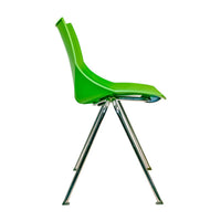Silla Shell verde, vista de perfil con asiento curvo de polipropileno y estructura cromada de cuatro patas.
