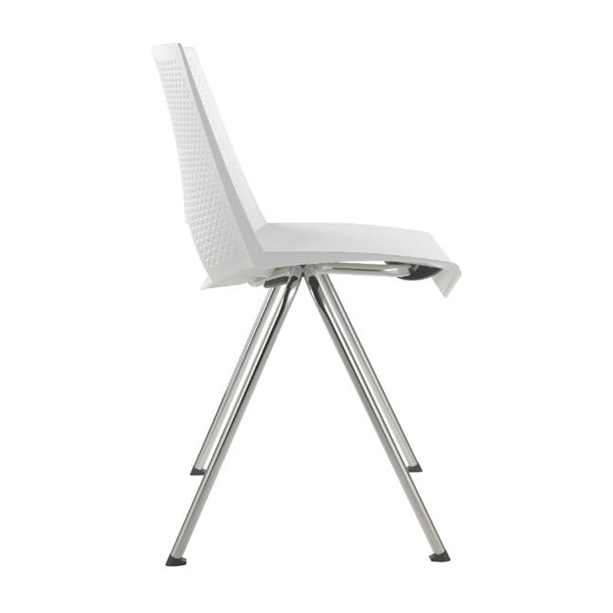 Silla Strike blanca, vista de tres cuartos con respaldo perforado, abertura inferior y cuatro patas cromadas. | VICCA