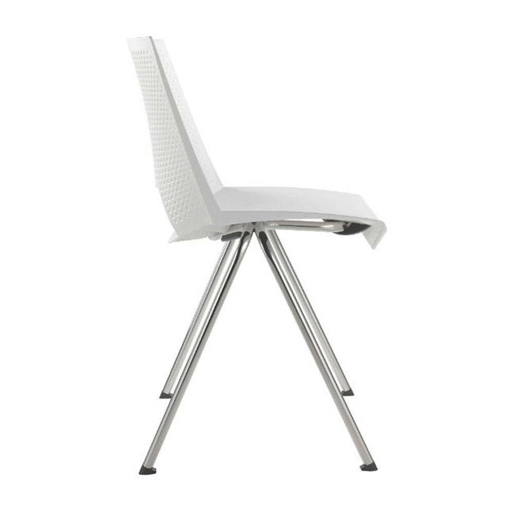 Silla Strike blanca, vista de perfil con asiento curvo, respaldo perforado y estructura cromada de cuatro patas.