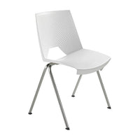 Silla Strike blanca, vista de tres cuartos con respaldo perforado, abertura inferior y cuatro patas cromadas. | VICCA