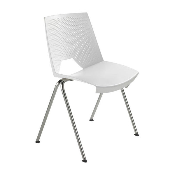 Silla Strike blanca, vista de tres cuartos con respaldo perforado, abertura inferior y cuatro patas cromadas. | VICCA