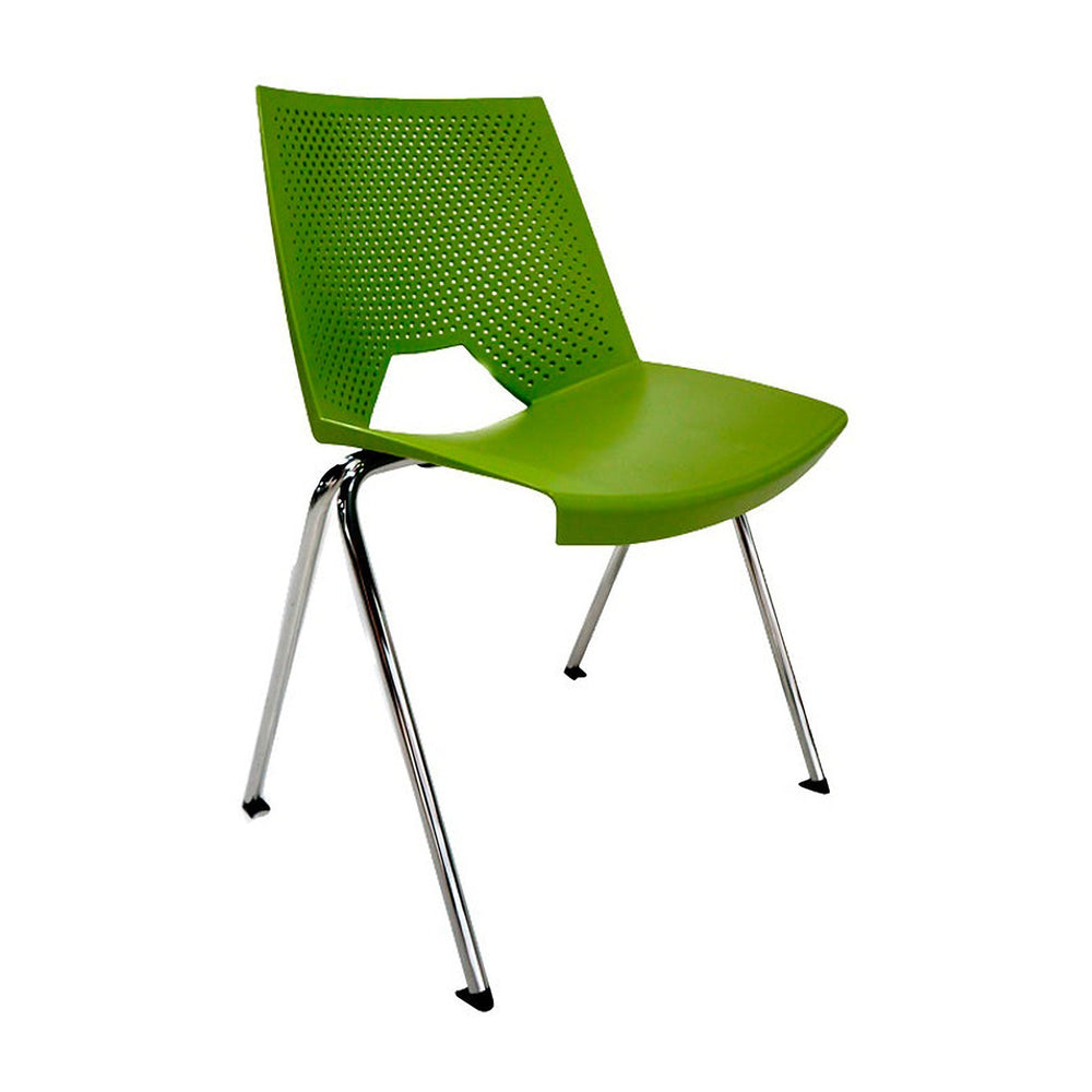 Silla Strike verde, vista de tres cuartos con respaldo perforado y estructura de cuatro patas cromadas.