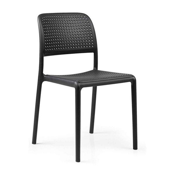 Silla de terraza Bora Bistrot Nardi grafito en vista de tres cuartos, sin brazos, con asiento y respaldo perforados y cuatro patas | VICCA