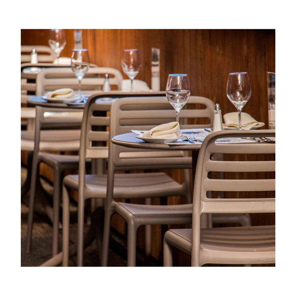 Silla de terraza Costa Bistrot Nardi tortora en vista de tres cuartos, sin brazos, con respaldo de franjas y cuatro patas | VICCA