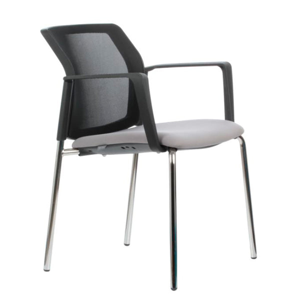 Silla de visita Logan con respaldo de malla y asiento tapizado gris, con brazos | VICCA