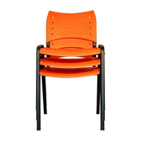 Sillas Iso Smart naranjas apiladas, vista frontal con respaldos ranurados y estructuras negras de cuatro patas.