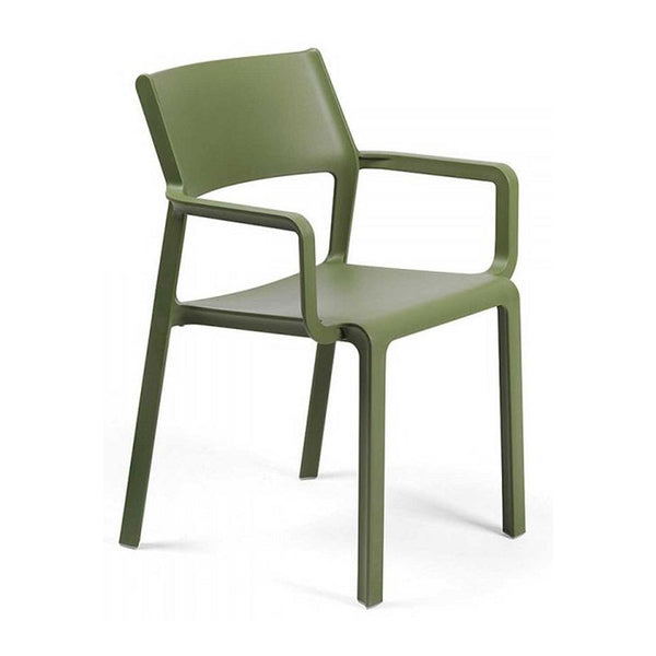 Sillón Trill Armchair Nardi agave en vista de tres cuartos, verde, con brazos integrados, respaldo liso y cuatro patas | VICCA