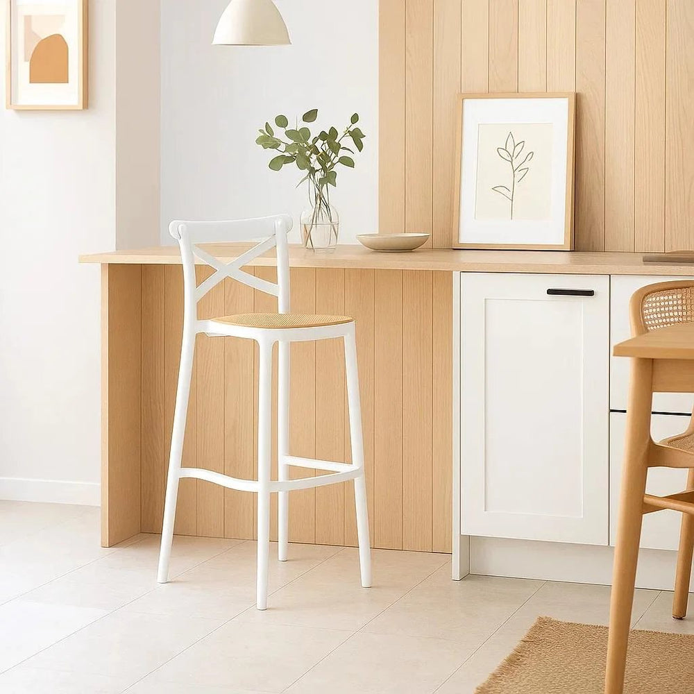 Taburete Crossback blanco en una cocina con barra de madera