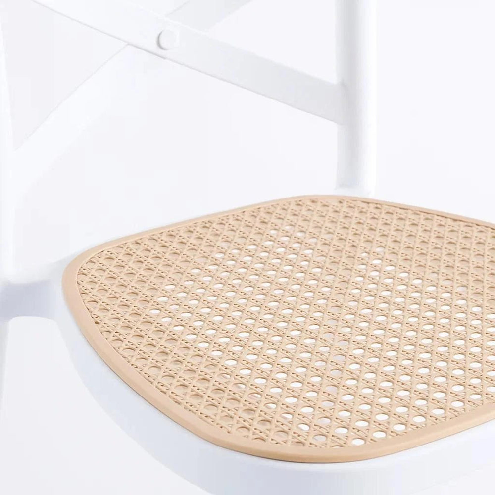 Detalle del asiento tejido tipo ratán del taburete Crossback blanco