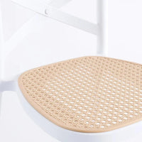 Detalle del asiento tejido tipo ratán del taburete Crossback blanco