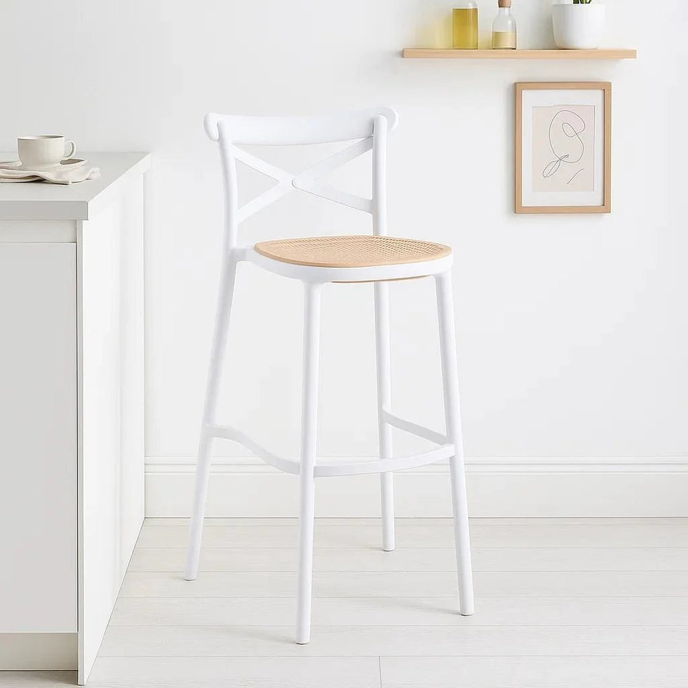 Taburete Crossback blanco de polipropileno con asiento tejido y respaldo en X, asiento a 77 cm
