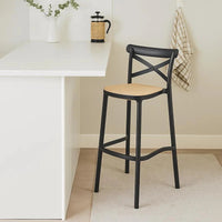 Taburete Crossback negro junto a una barra alta de cocina