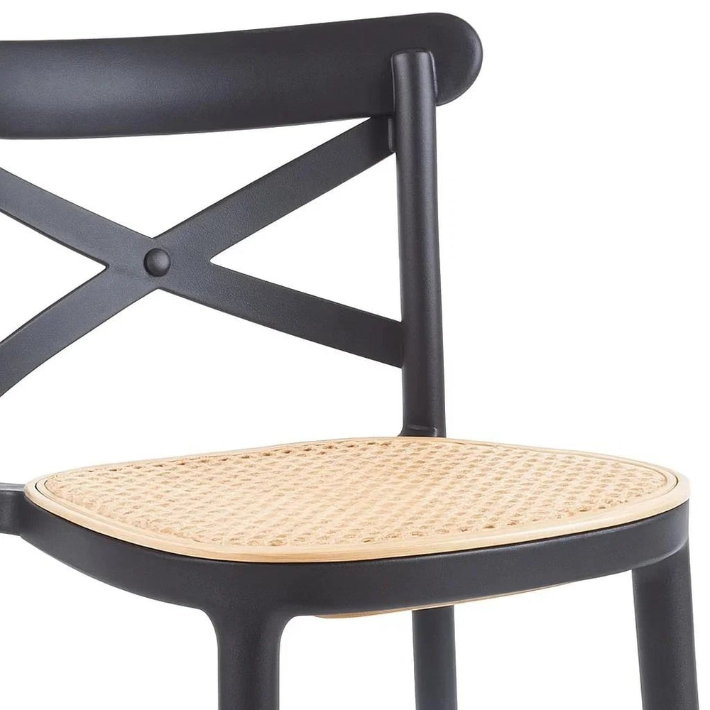 Detalle del asiento tejido y el respaldo cruzado en X del taburete Crossback negro