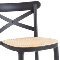 Detalle del asiento tejido y el respaldo cruzado en X del taburete Crossback negro