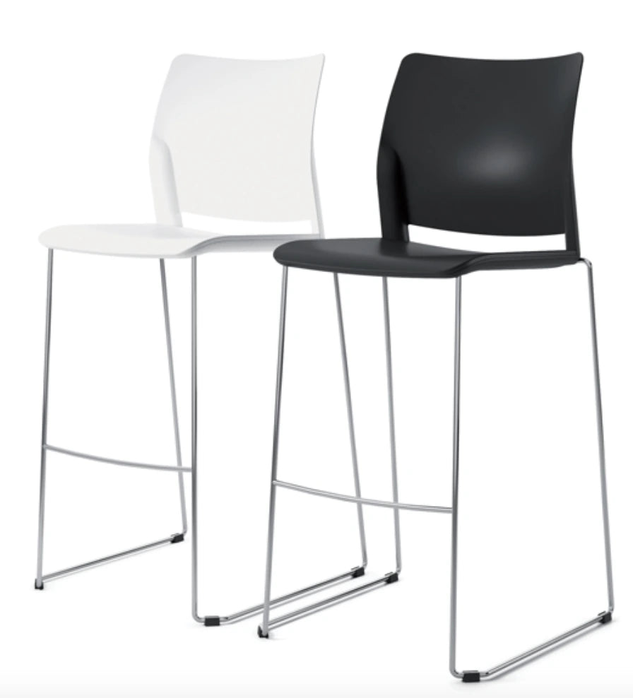 Taburete Delta italiano con base trineo cromada en colores blanco y negro