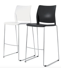 Taburete Delta italiano con base trineo cromada en colores blanco y negro